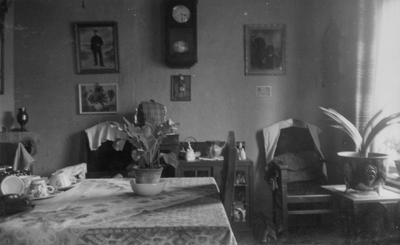 221120 Interieur van (vermoedelijk) een kamer in het Tehuis voor Ouden van Dagen (Doelenstraat 12) te Utrecht.